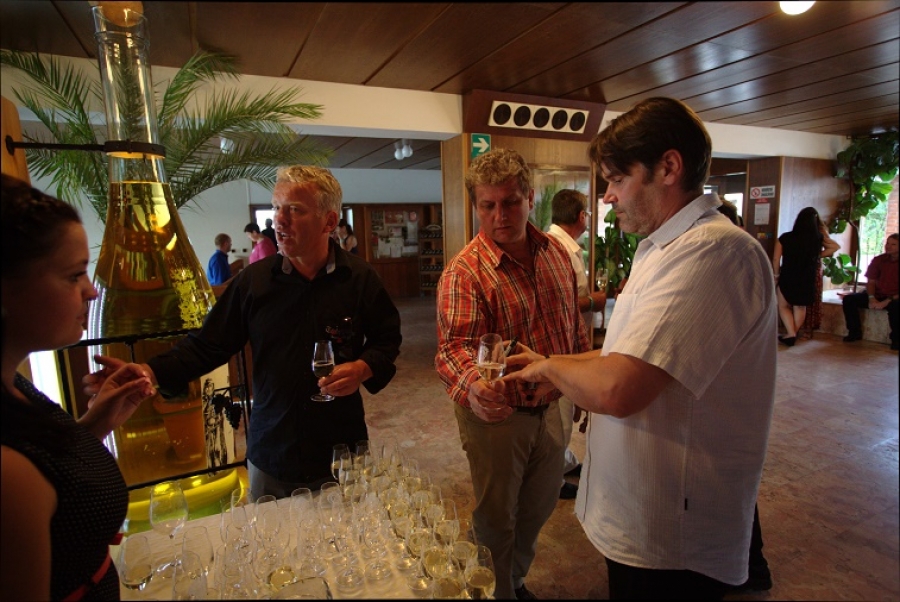 V Čejkovicích si připilo z jedné láhve 174 lidí. Vytvořili tím nový český rekord