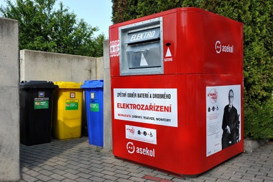 Co s vysloužilým telefonem či žehličkou? Řešením jsou červené kontejnery!