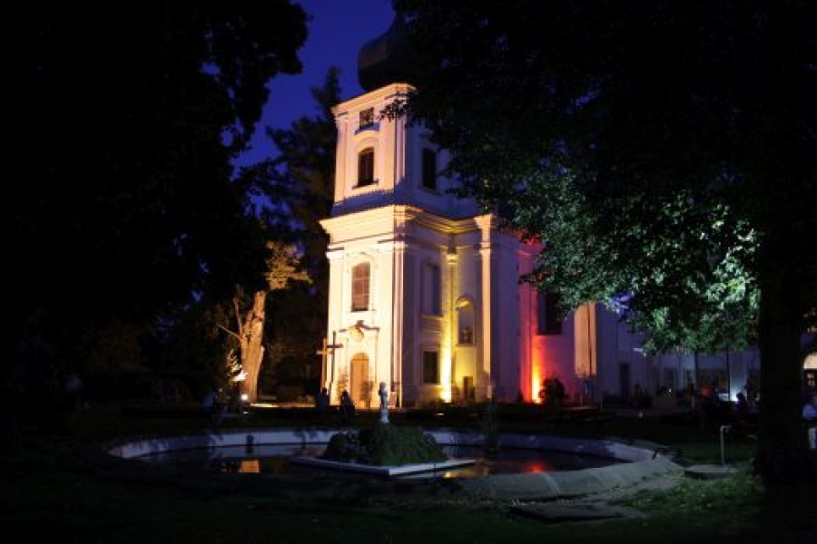 Zámecká sezona zámku Loučeň vyvrcholí Hradozámeckou nocí a odjezdem malého kralevice Karla IV. do Francie