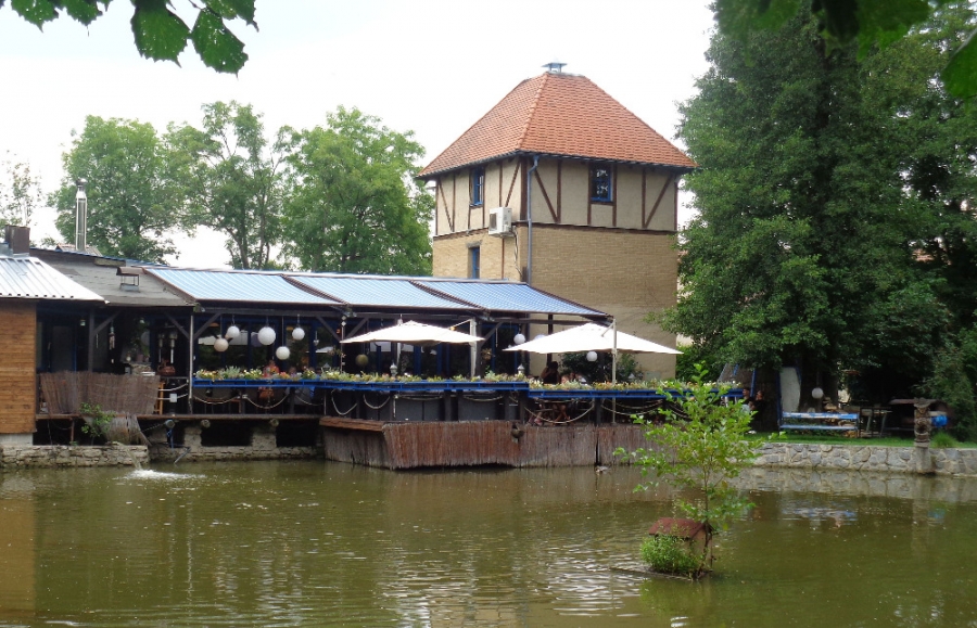 Tip na výlet za dobrým jídlem v poetickém prostředí: Hliněná Bašta v Průhonicích