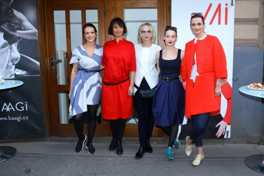 České krásky v důmyslných modelech a barvách