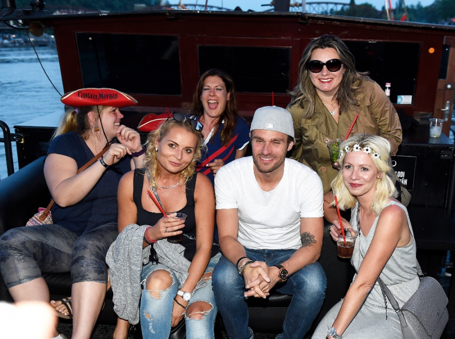 1. narozeniny lodě Captain Morgan na pražské náplavce