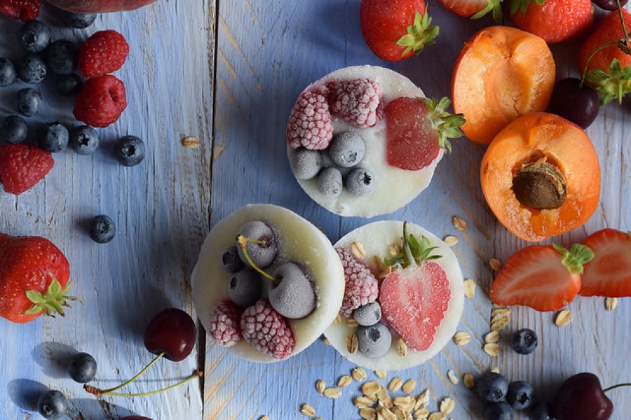 Ledové košíčky s praženými vločkami a ovocem