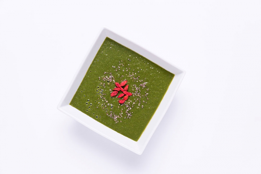 Polévka à la smoothie se špenátem, mladým ječmenem a chia semínky