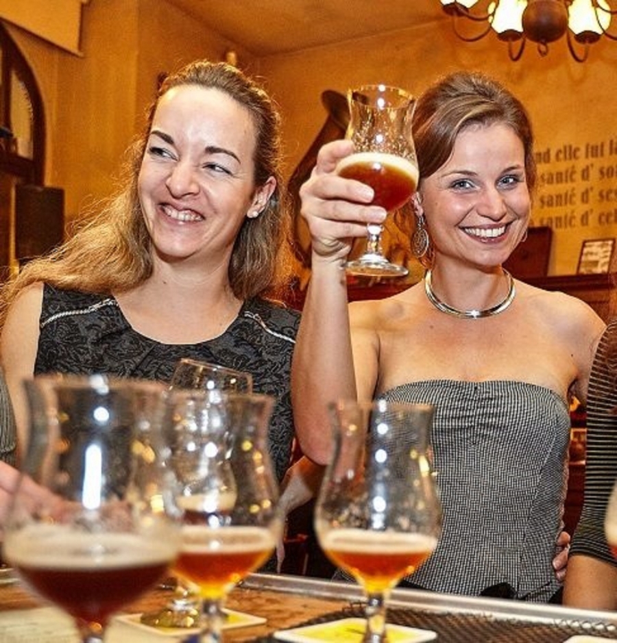 Muži vypijí takřka osm půllitrů piva týdně, ženy skoro tři