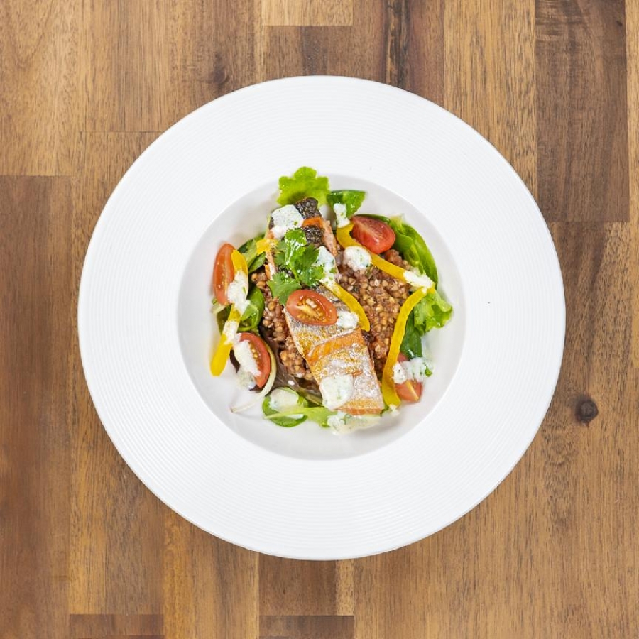 Salát s krupkami vařenými v tomatové omáčce s jogurtovo-koriandrovou zálivkou od Josefa Stružíka