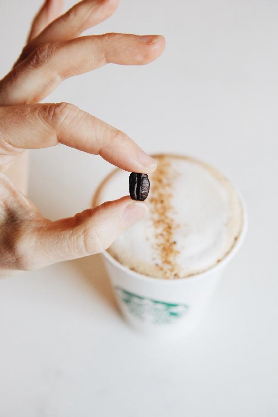 Češi ročně vypijí kávu za 6,5 miliardy korun. Muži pijí „turka“, ženy preferují kávu s mlékem