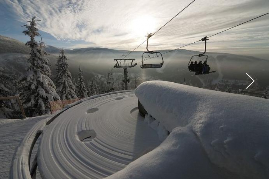 Sjezdovky ve Špindlu zasypal první sníh. Skiareál se připravuje na otevření zimní sezóny