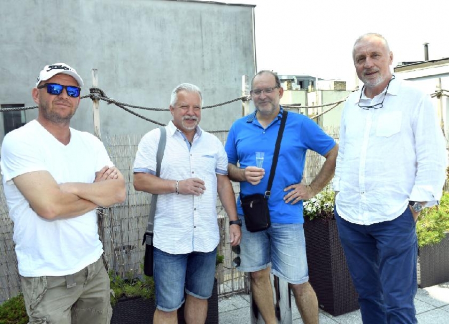 Sportovci a umělci jdou po penězích.