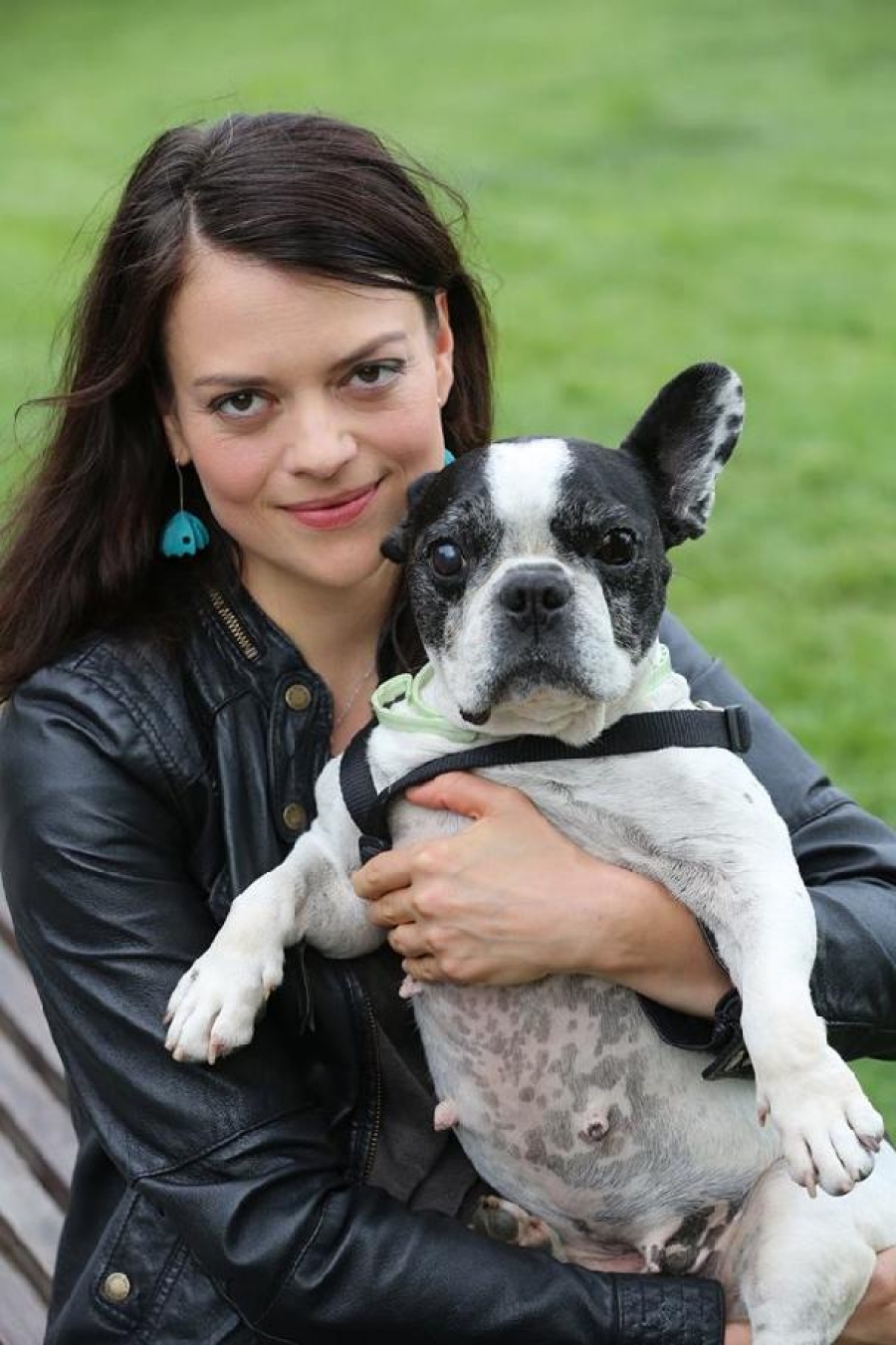 Pes Jany Strykové bez milosti čůral na lidi!