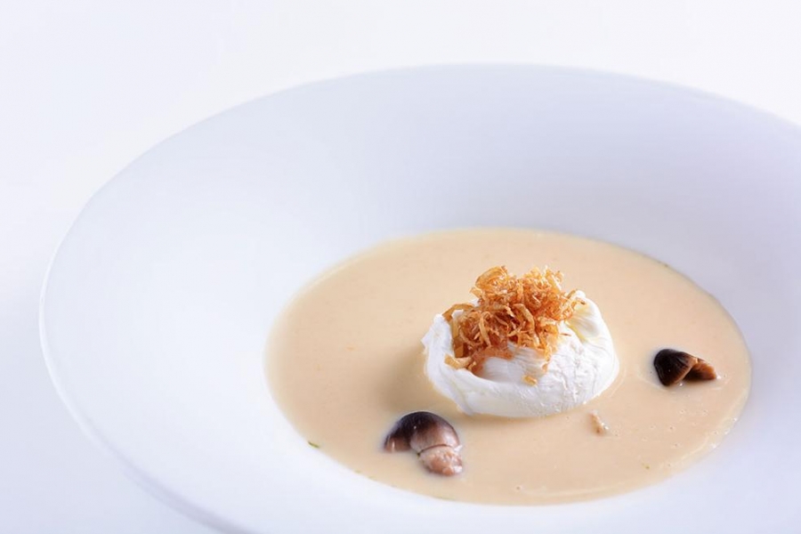 Krémová kulajda se zastřeným vejcem a čerstvým koprem