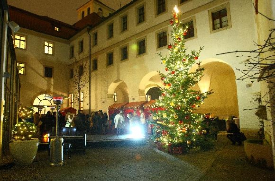 Charitativní adventní trhy na Malé Straně pomáhají opuštěným i nemocným dětem. Dárky tu nakupuje i Simona Krainová