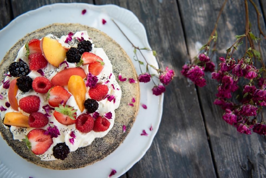 Letní makový dort s ovocem