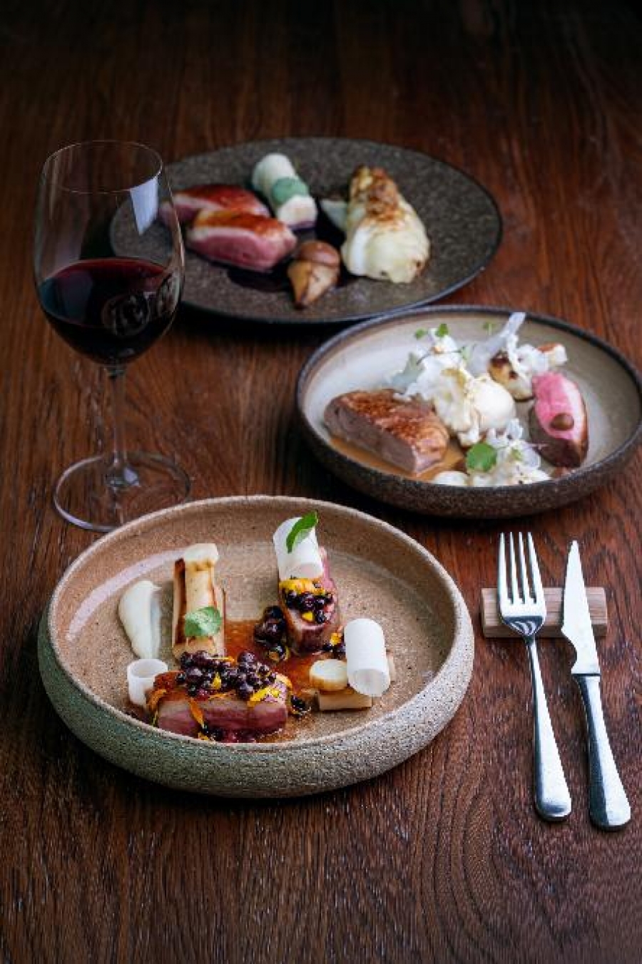 Pomalu pečená husí prsa, kmínové zelí, krupicový knedlík, omáčka z červeného zelí a zázvoru, hruška