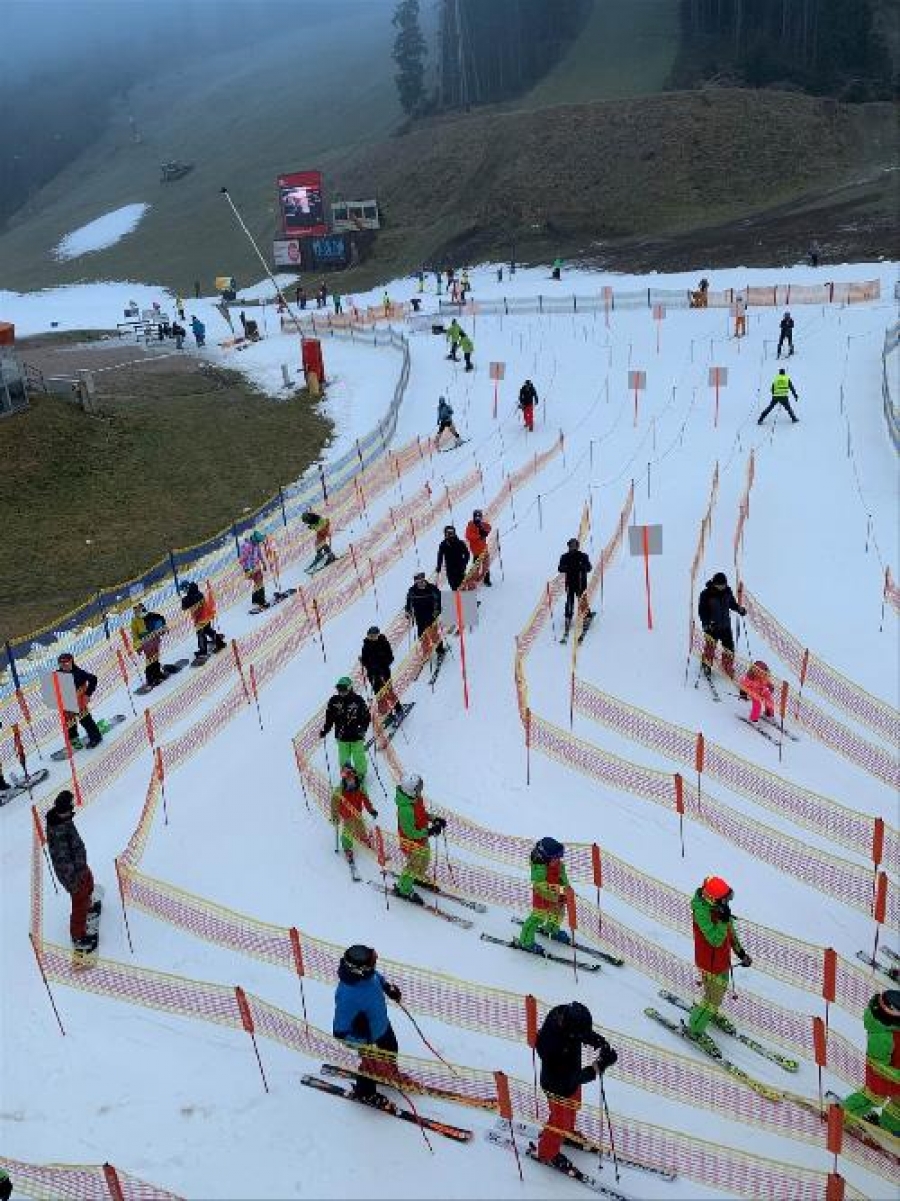 Skiareály jsou zavřené, lidé se ale na sjezdovkách neorganizovaně sdružují.