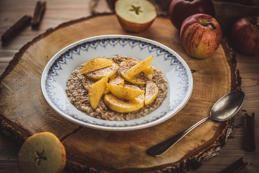 Pohanková kaše s mandlovým mlékem a karamelizovanými jablky a hruškami