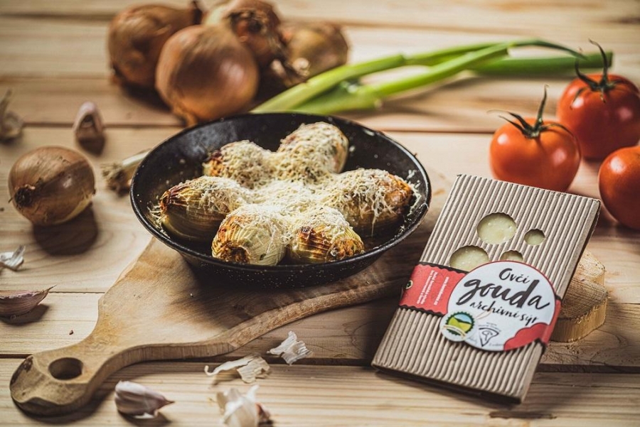 Cibule plněné sýrem gouda