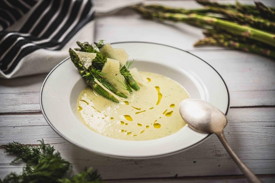 Polévka ze zeleného chřestu s ovčím sýre