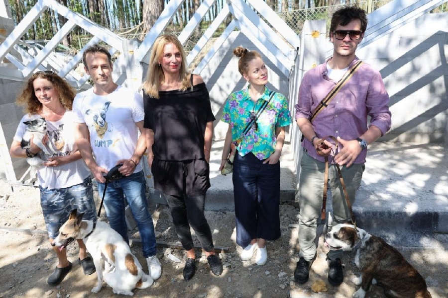 Ivanu Chýlkovou s Hanou Holišovou a Davidem Krausem uchvátila stavba psího útulku Gump