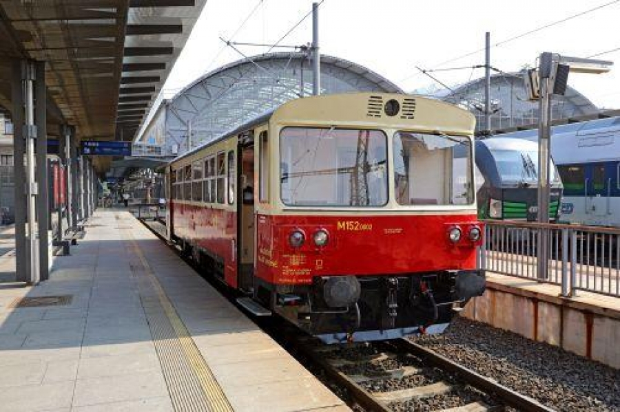 Tip na výlet: Na pivo vlakem – retro motoráčkem Kozel expres z Prahy až do pivovaru Velké Popovice