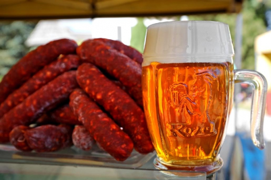 Tip na sobotní výlet: Klobáskofest v pivovaru Velké Popovice