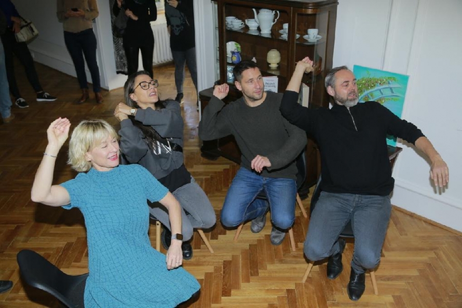 Abstinující alkoholička pomáhá dalším alkoholikům