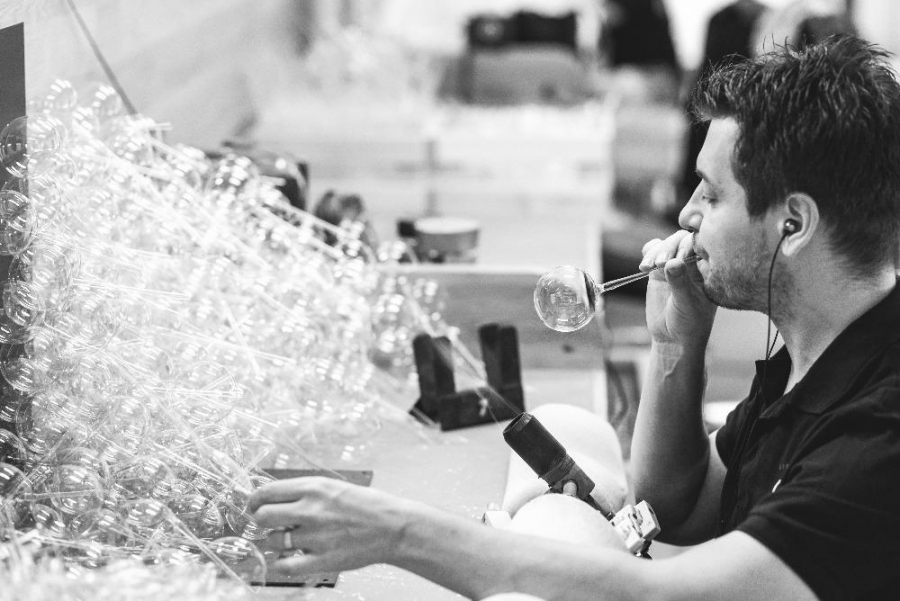 Za čtvrt roku od spuštění výroby nové značky Koulier, vyrobili na Oflendě přes sto tisíc vánočních ozdob