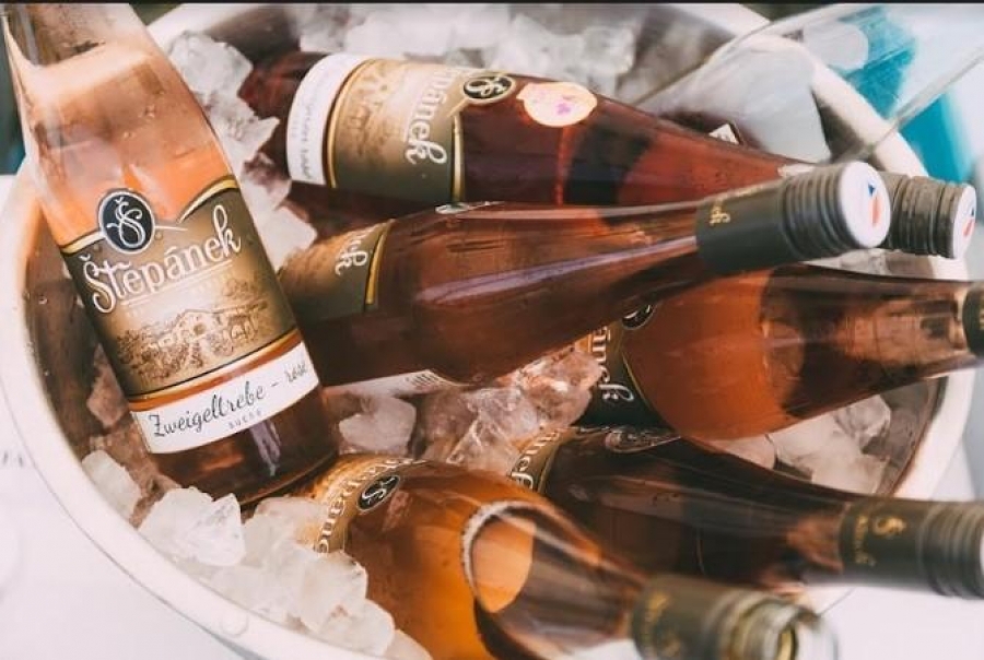 Oblíbený festival růžových vín se vrací na Rašínovo nábřeží. Svá vína představí na 30 vinařů