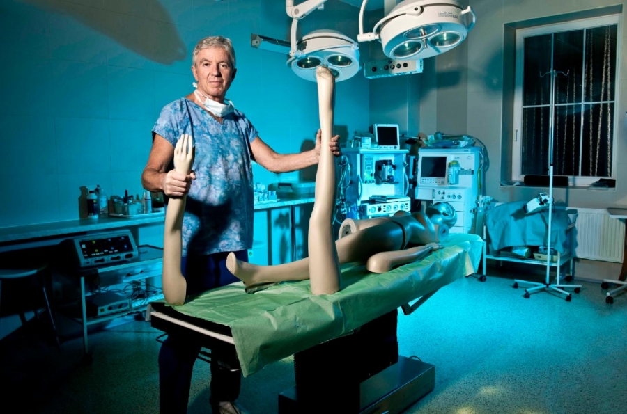 Bizáry plastické chirurgie, pes v implantátu, pánský prsa, bezdomovkyně na plastiku,