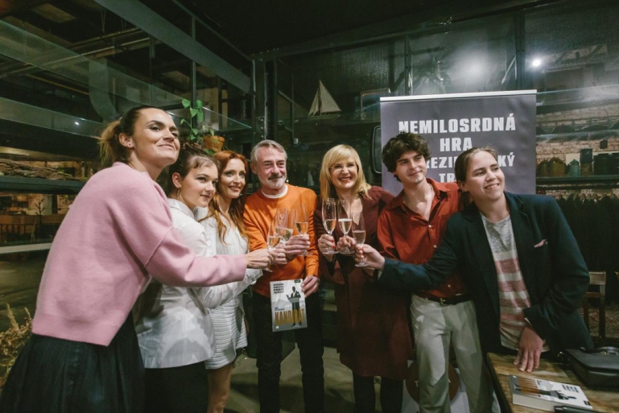 Lenka Pastorčáková pokřtila nový román a představila herce Jiřího Dvořáka jako prezidentského kandidáta