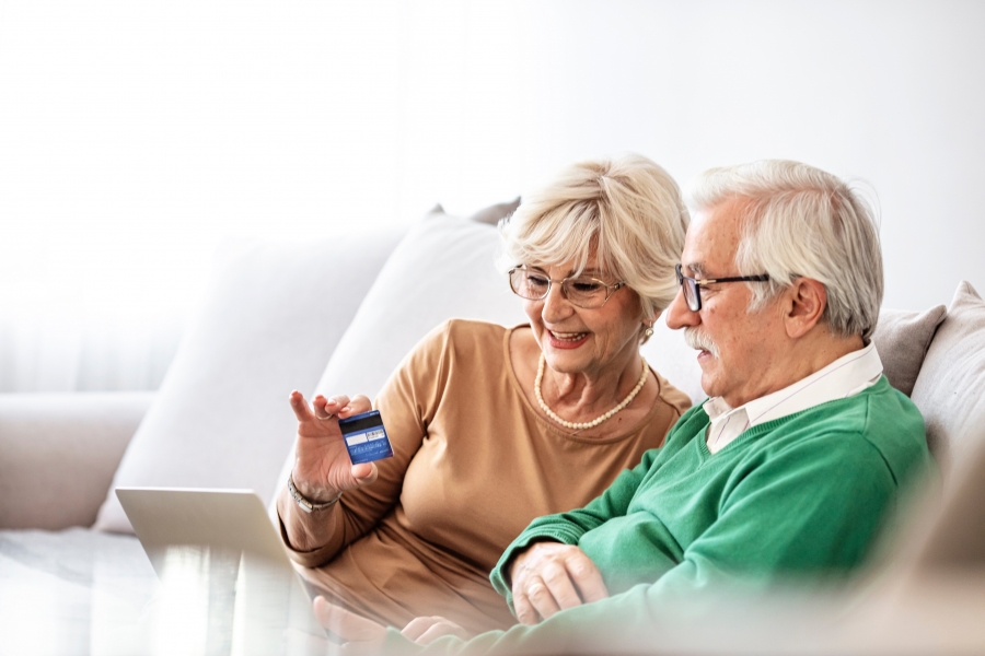 Kdy a kde se začaly karty používat a kdy jsme se poprvé setkali s internetovým bankovnictvím?