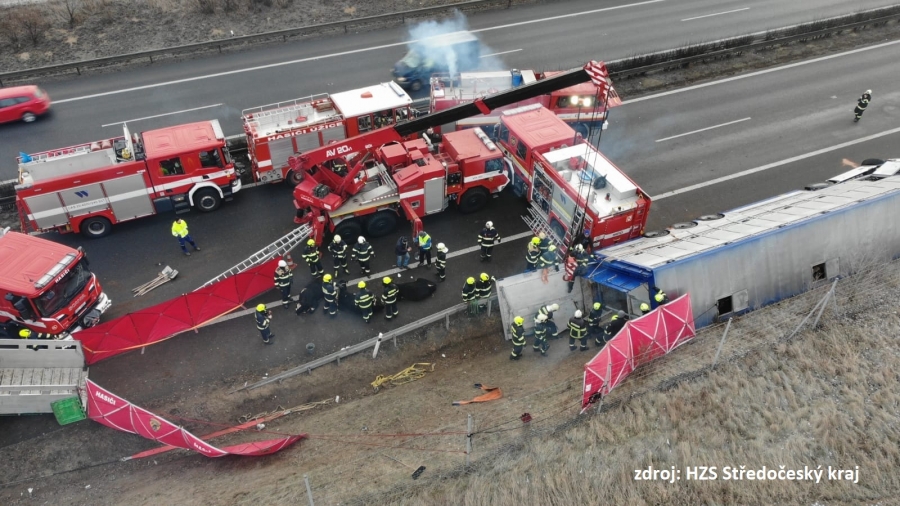 Havárie kamionu s jalovičkami na D8