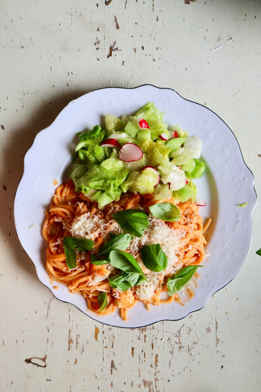 Připravte si špagety s krémovou omáčkou z pečených rajčat