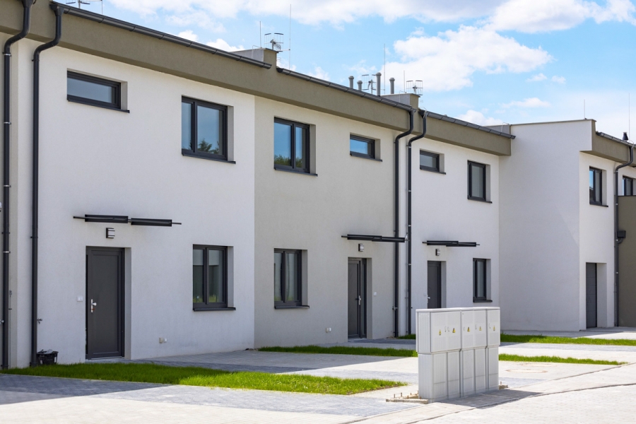 Projekt Bydlení Kbeličky spojuje komfort rodinného domu s městským životem