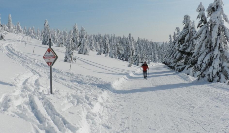 Na běžkách Krkonošemi: stovky kilometrů stop, které stojí za vaši podporu