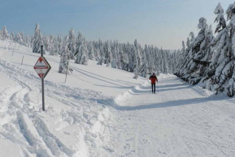Na běžkách Krkonošemi: stovky kilometrů stop, které stojí za vaši podporu