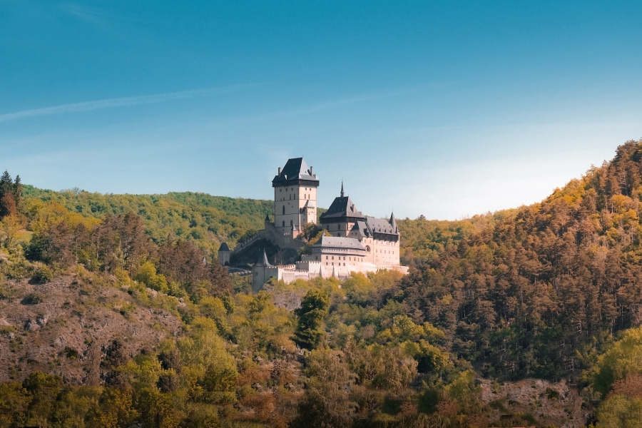 Krok za krokem z Mníšku přes Karlštejn do Svatého Jana pod Skalou