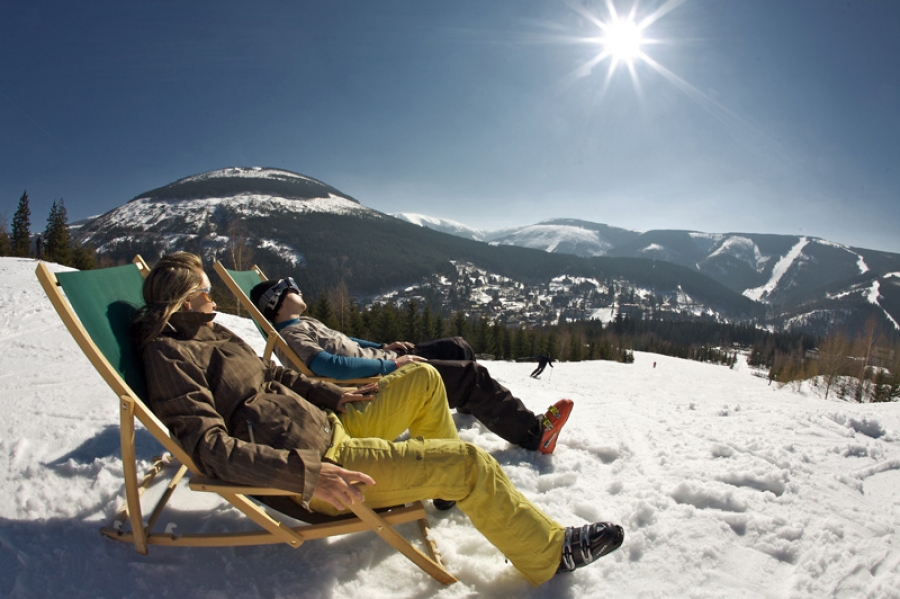 Ve Špindlu finišuje zimní sezóna. Děti lyžují za korunu