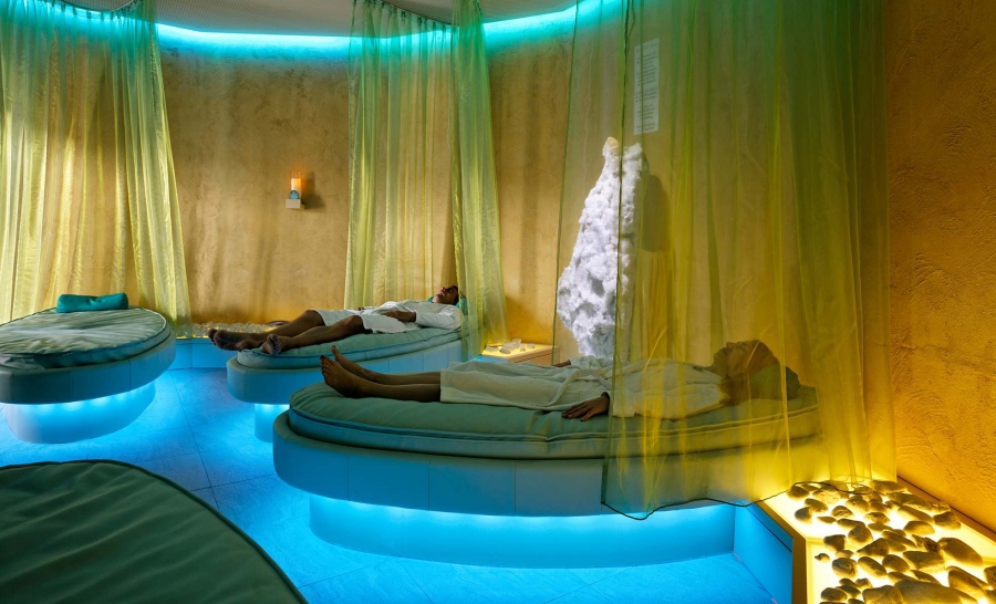 Nekvalitní sluneční brýle, čočky plné bakterií a počůraná voda. Co ohrožuje vaše oči během dovolené?