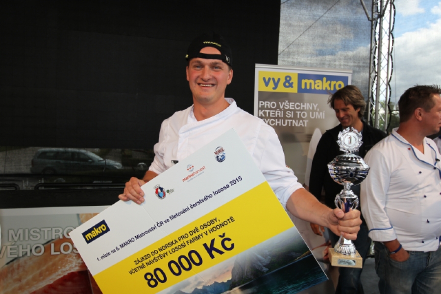 Šampionem ve filetování čerstvého lososa se stal již potřetí Martin Kempf z KOGO Albatross