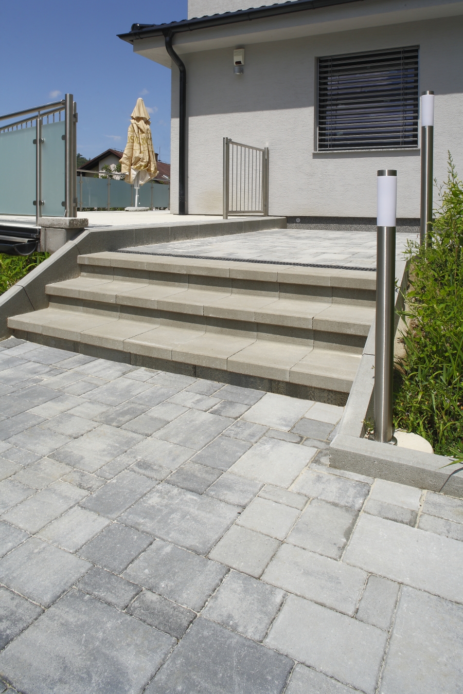 Plánujete zahradu ve svahu? Praktické tipy, jak se vypořádat s nerovným terénem