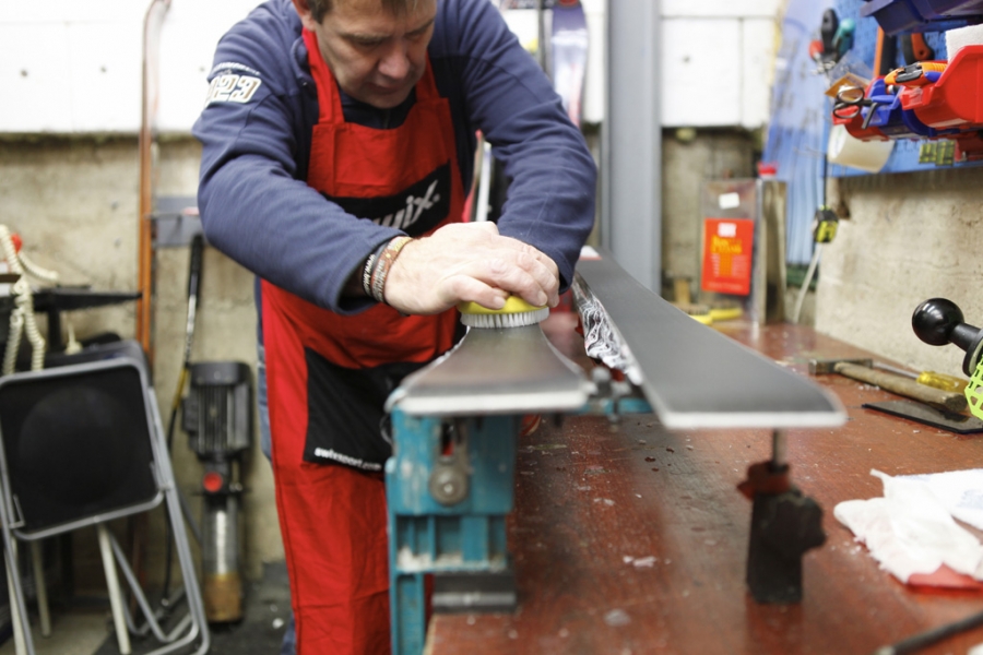 Workshopy naučí, jak servisovat lyže doma