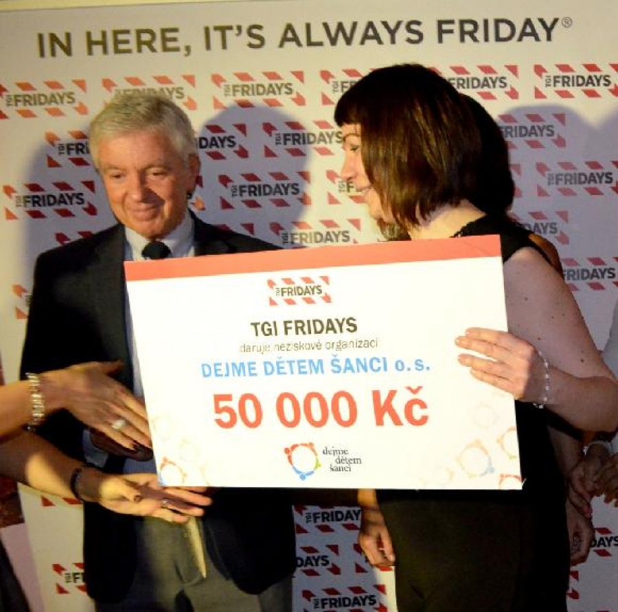 Ve světovém koktejl baru a americké restauraci v Praze TGI Fridays se slavily 50. narozeniny