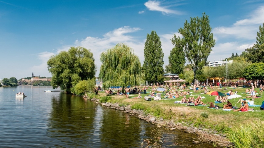 Žluté lázně zazáří v nové sezoně bílé barvě - letos nabídnou rock u vody, šlapadla s lucernami i „barbarské“ fitness